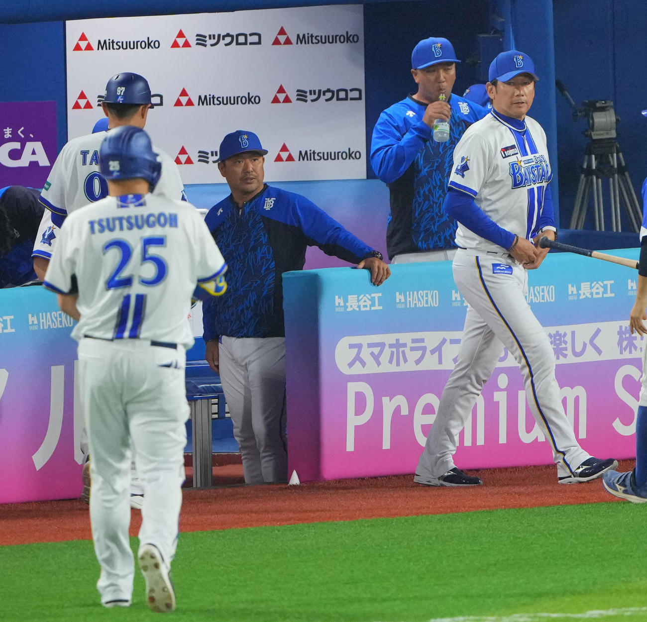 DeNA対阪神　6回裏DeNA2死一、二塁、代打筒香（25番）が三邪飛に倒れ無得点の三浦監督（右）は交代を告げにベンチを出る（撮影・垰建太）