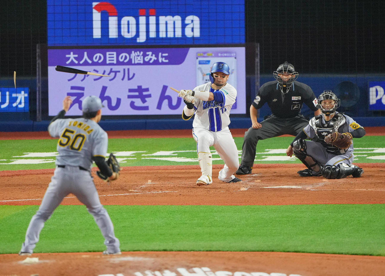 DeNA対阪神　4回裏DeNA1死一塁、左前打を放つ戸柱。投手富田（撮影・垰建太）