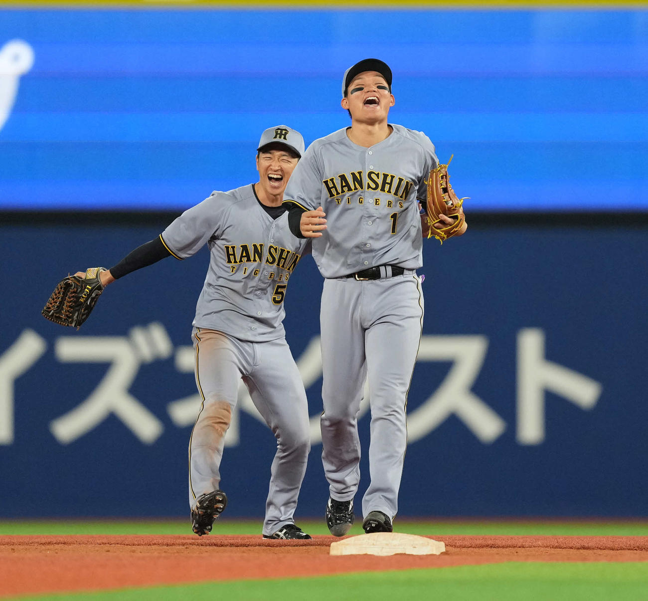 DeNA対阪神　勝利の雄たけびを上げる阪神森下。後方は近本（撮影・井上学）