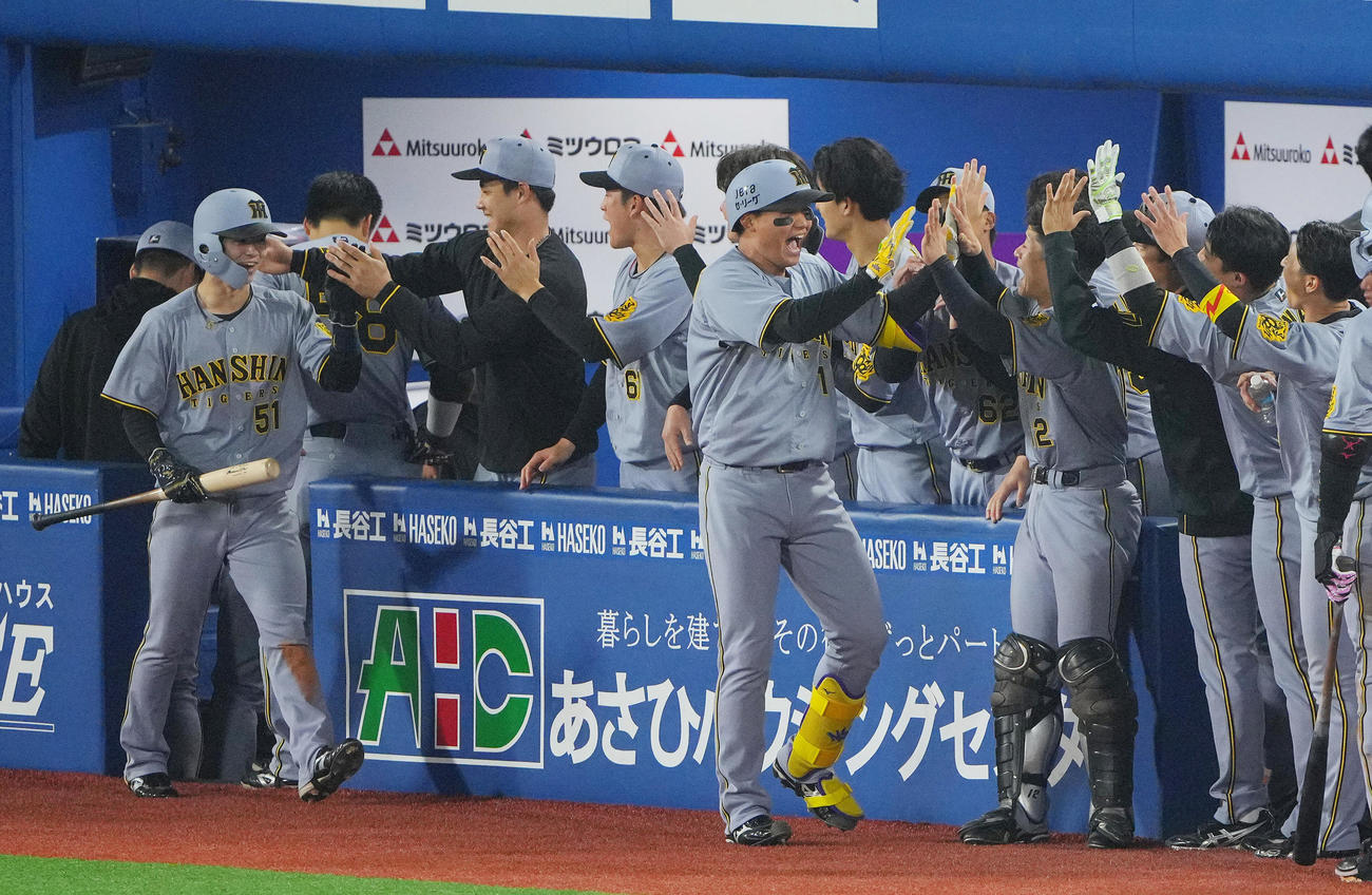 DeNA対阪神　7回表阪神2死三塁、2点本塁打を放った森下（中央）と中野（左）はナインの出迎えを受ける（撮影・垰建太）