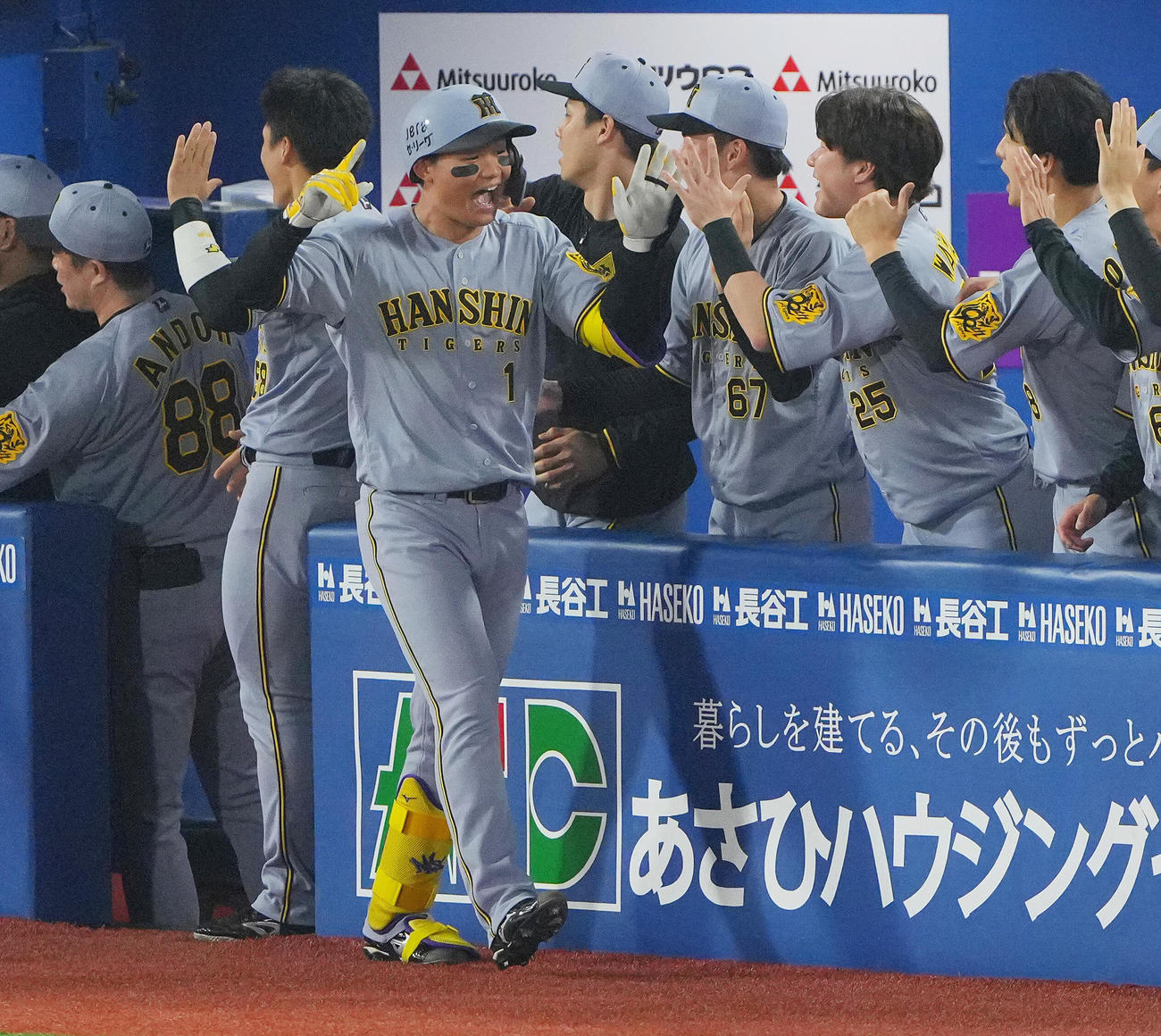 DeNA対阪神　7回表阪神2死三塁、2点本塁打を放った森下（左）はナインの出迎えを受ける（撮影・垰建太）