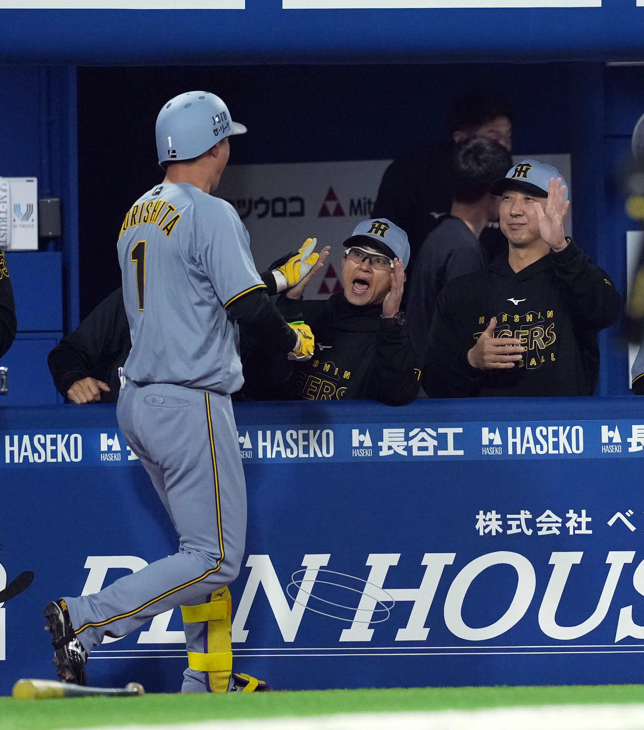 DeNA対阪神　7回表阪神2死三塁、2点本塁打を放った森下を迎える藤川監督（撮影・たえ見朱実）
