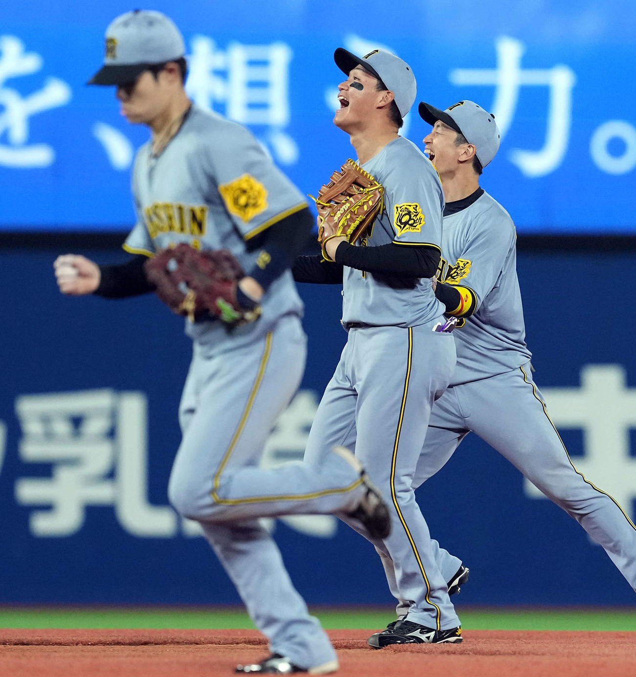 DeNA対阪神　DeNAに勝利し喜ぶ阪神森下。右は近本（撮影・たえ見朱実）