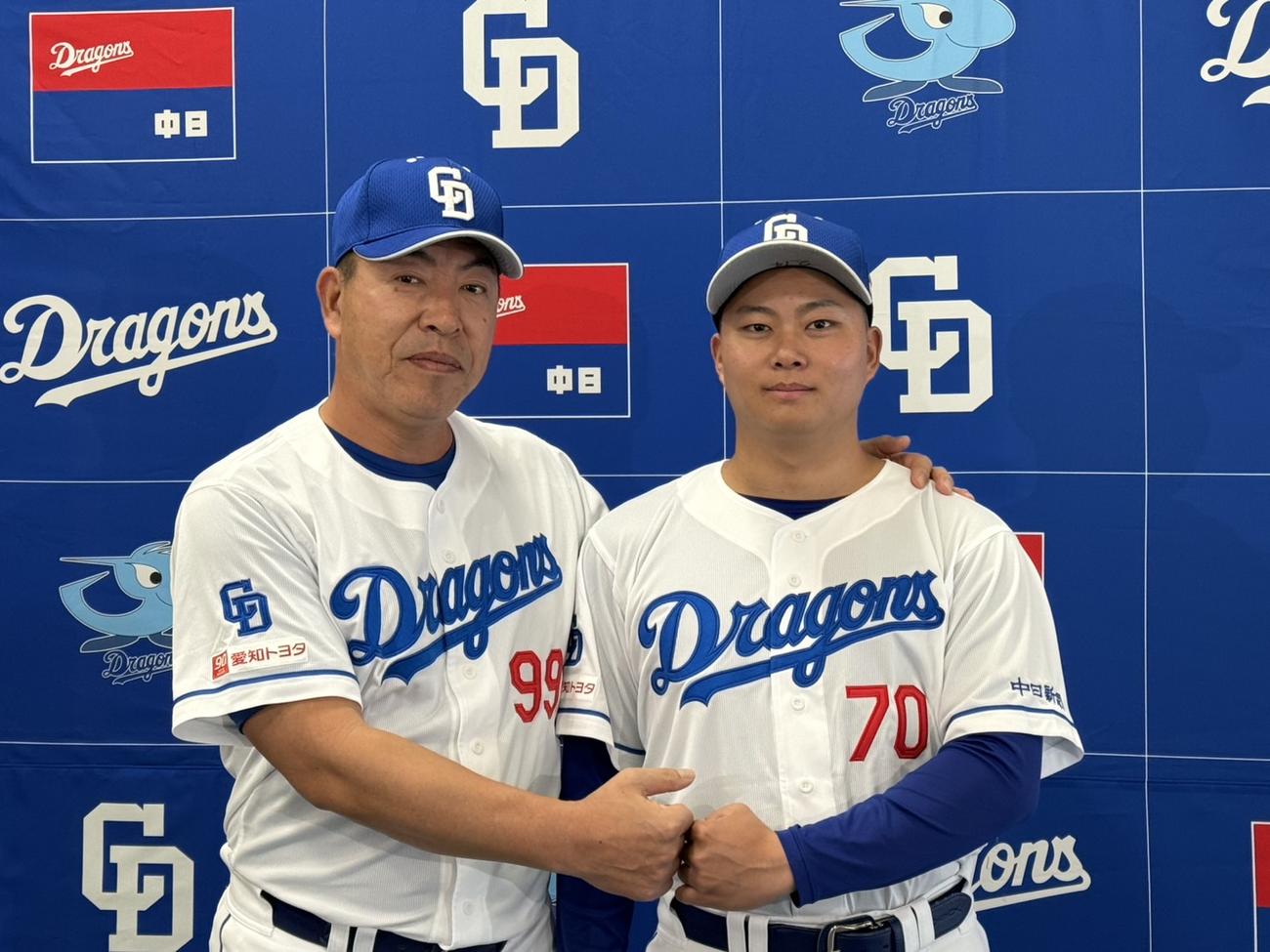 支配下登録会見を行った中日近藤（右）は井上監督とグータッチ（2025年4月25日、バンテリンドーム）