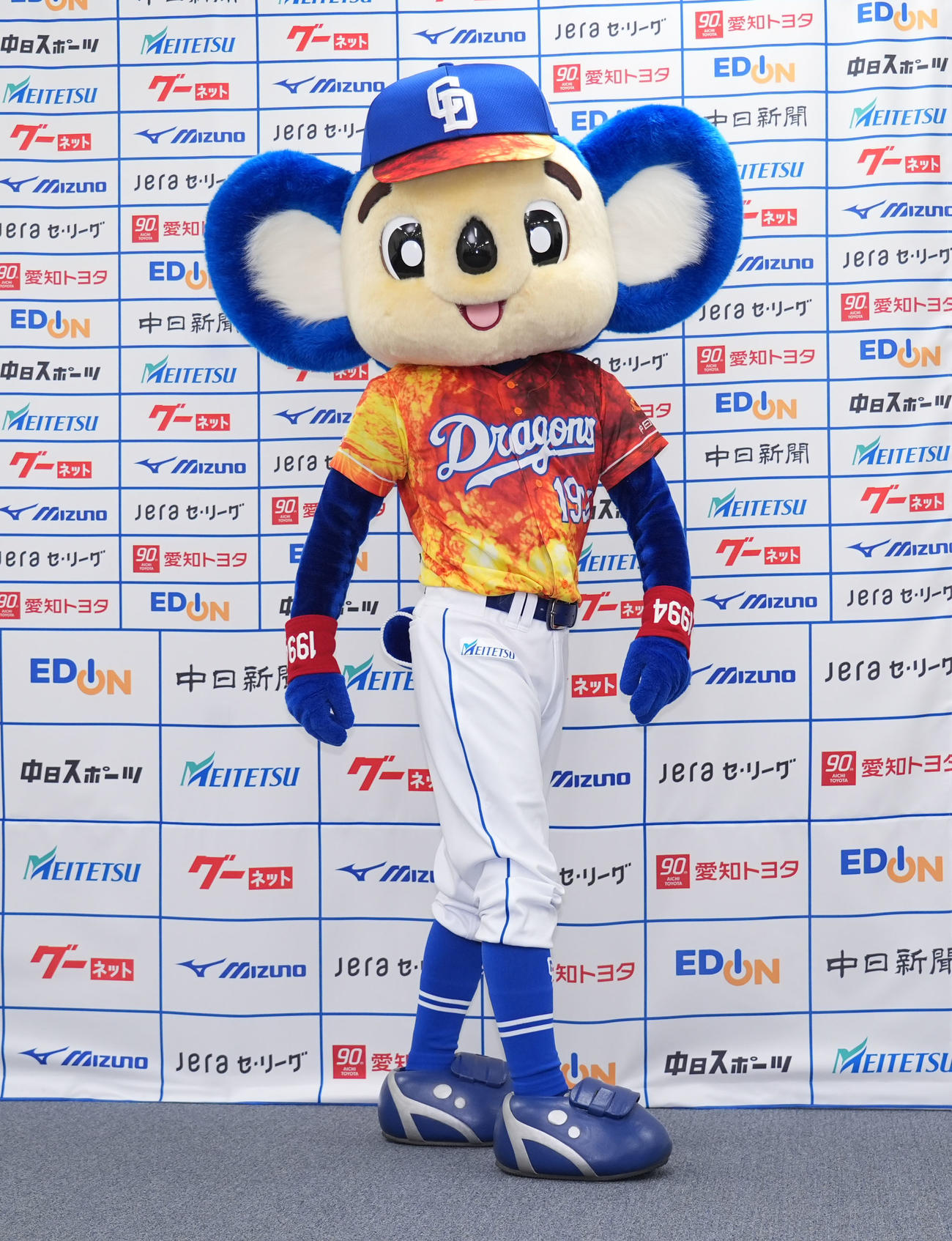 昇竜ユニホーム第2弾を発表しポーズを決めるドアラ（撮影・森本幸一）