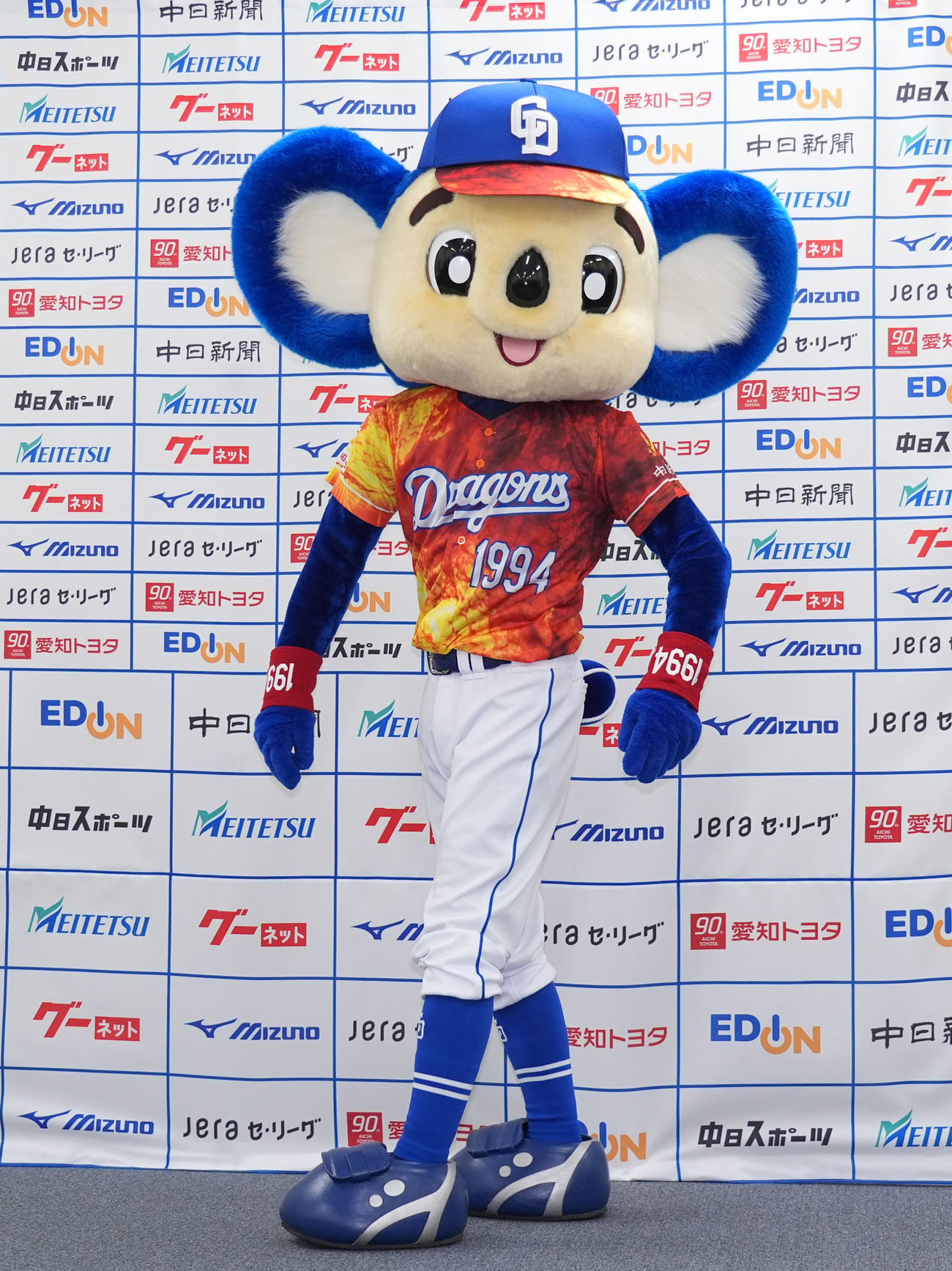 昇竜ユニホーム第2弾を発表しポーズを決めるドアラ（撮影・森本幸一）