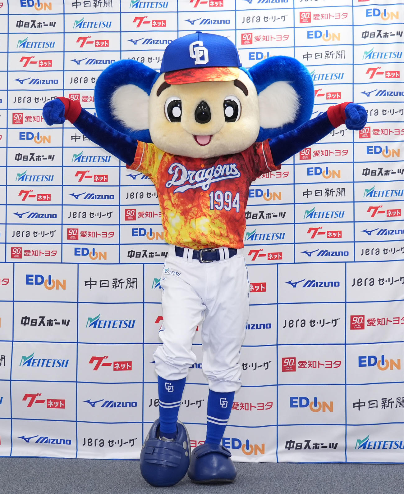 昇竜ユニホーム第2弾を発表しポーズを決めるドアラ（撮影・森本幸一）