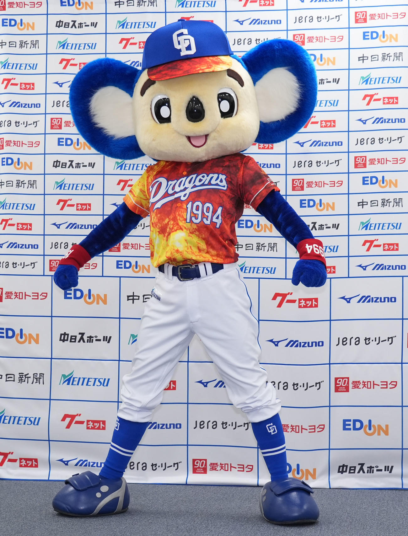 昇竜ユニホーム第2弾を発表しポーズを決めるドアラ（撮影・森本幸一）