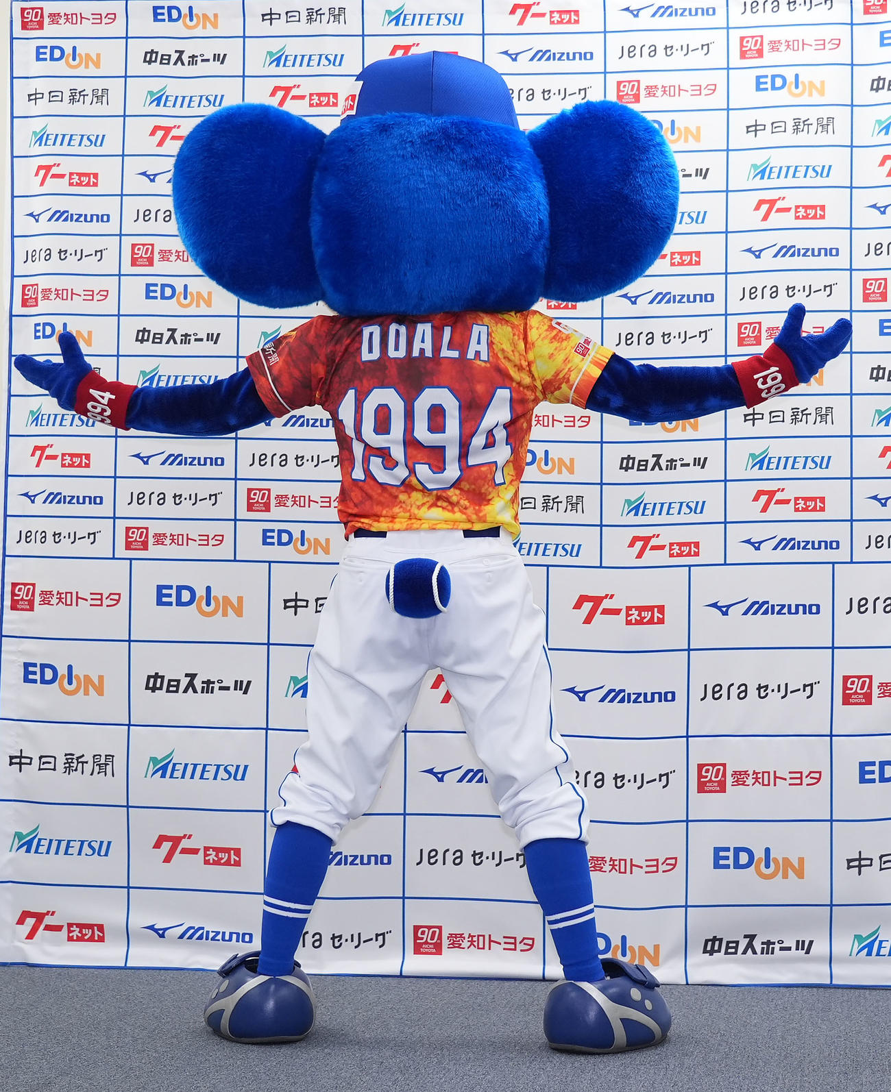 昇竜ユニホーム第2弾を発表しポーズを決めるドアラ（撮影・森本幸一）
