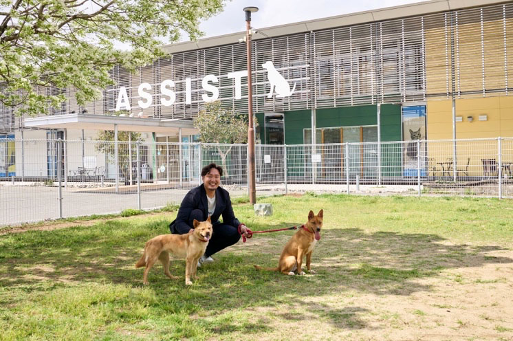 AWGsスペシャルアンバサダーとして高知県の複合施設「アシスト南国」に昨年オープンした保護犬・保護猫施設を視察する秋山拓巳氏（公益社団法人アニマル・ドネーション提供）
