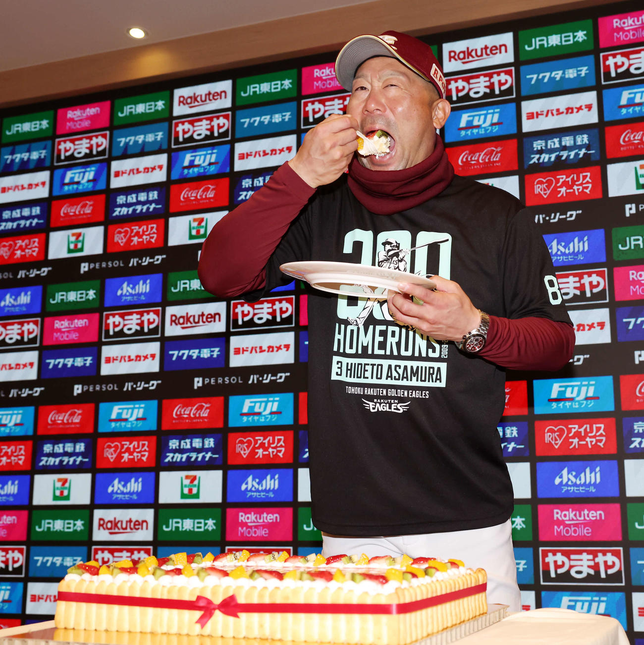 楽天対ソフトバンク　この日48歳の誕生日を迎えた楽天三木監督は、贈られたバースデーケーキをほおばる（撮影・浅見桂子）