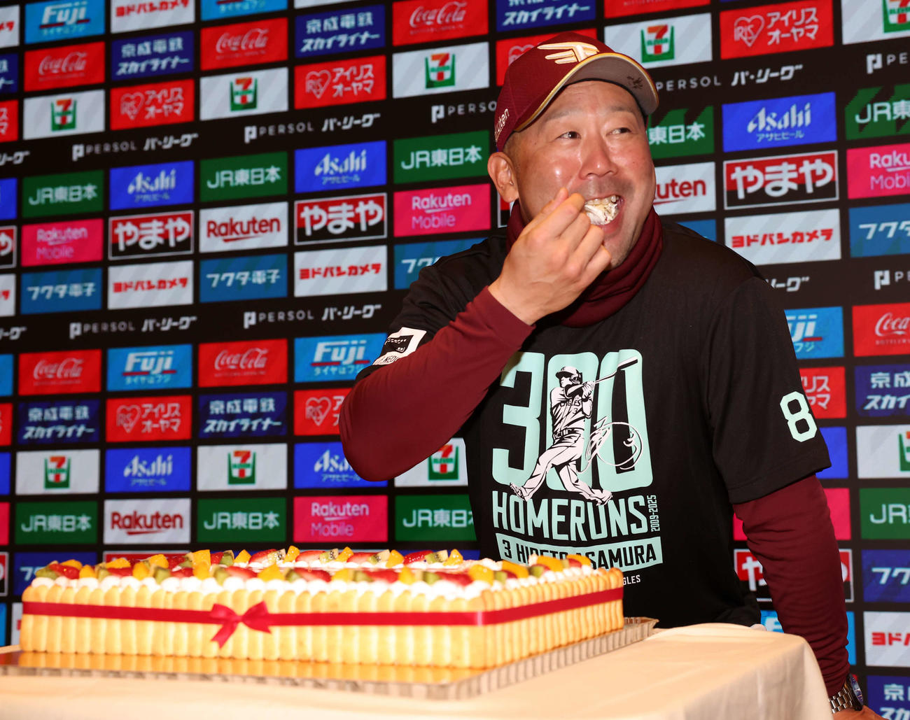 楽天対ソフトバンク　この日48歳の誕生日を迎えた楽天三木監督は、贈られたバースデーケーキをほおばる（撮影・浅見桂子）
