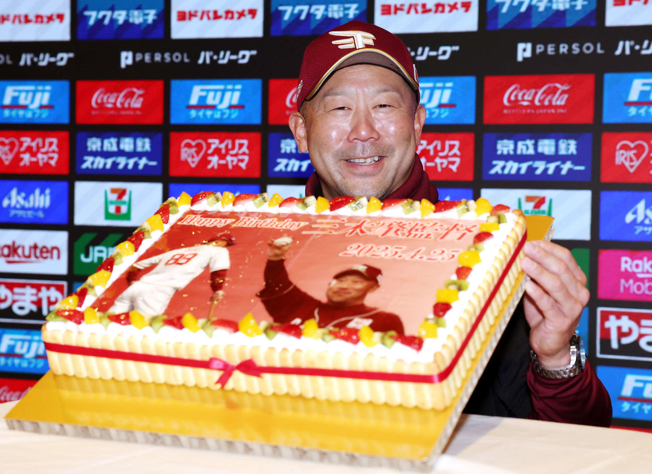 楽天対ソフトバンク　この日48歳の誕生日を迎えた楽天三木監督は、バースデーケーキを前に笑顔（撮影・浅見桂子）