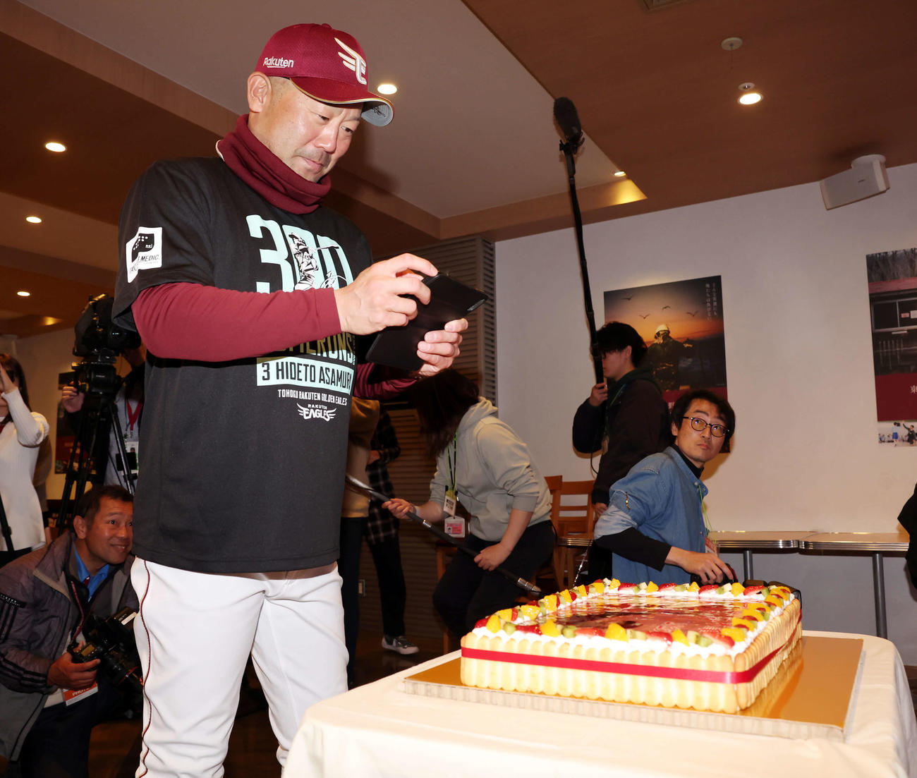 楽天対ソフトバンク　この日48歳の誕生日を迎えた楽天三木監督は、贈られたバースデーケーキをスマホで撮影する（撮影・浅見桂子）