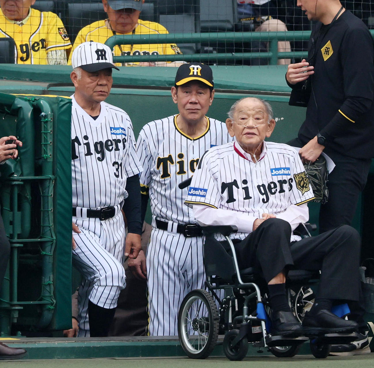 阪神対巨人　阪神球団創設90周年のレジェンズデー企画に登場する左から掛布雅之氏、田淵幸一氏、江夏豊氏（撮影・加藤哉）