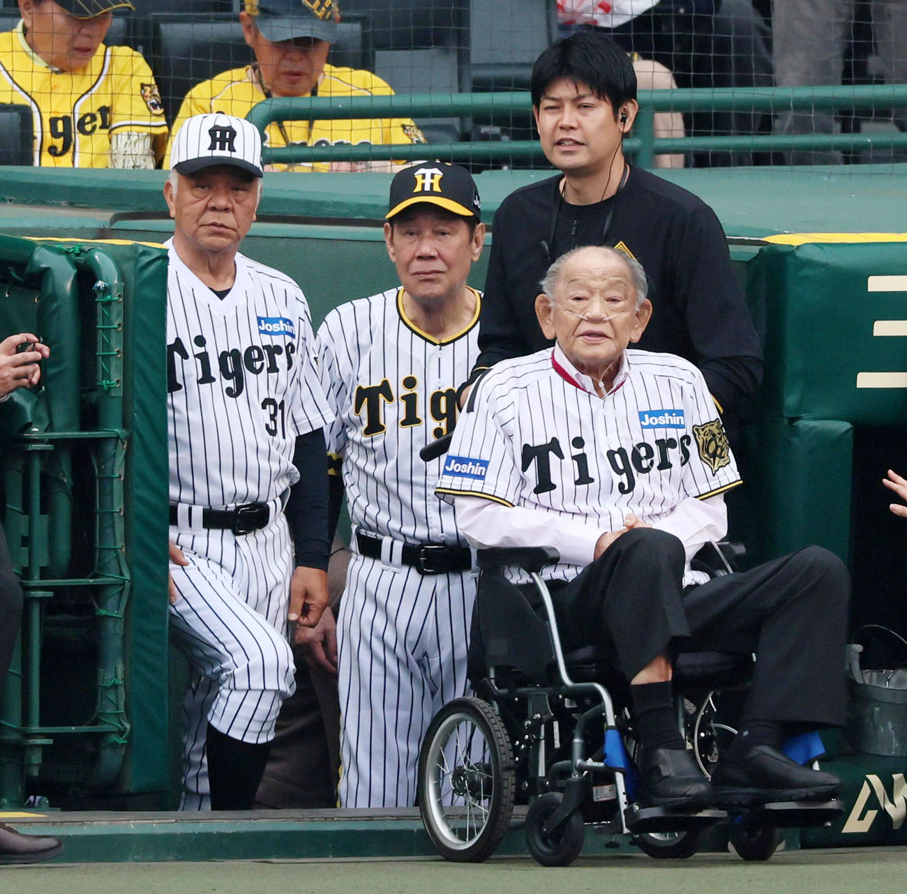 阪神対巨人　阪神球団創設90周年のレジェンズデー企画に登場する左から掛布雅之氏、田淵幸一氏、江夏豊氏（撮影・加藤哉）