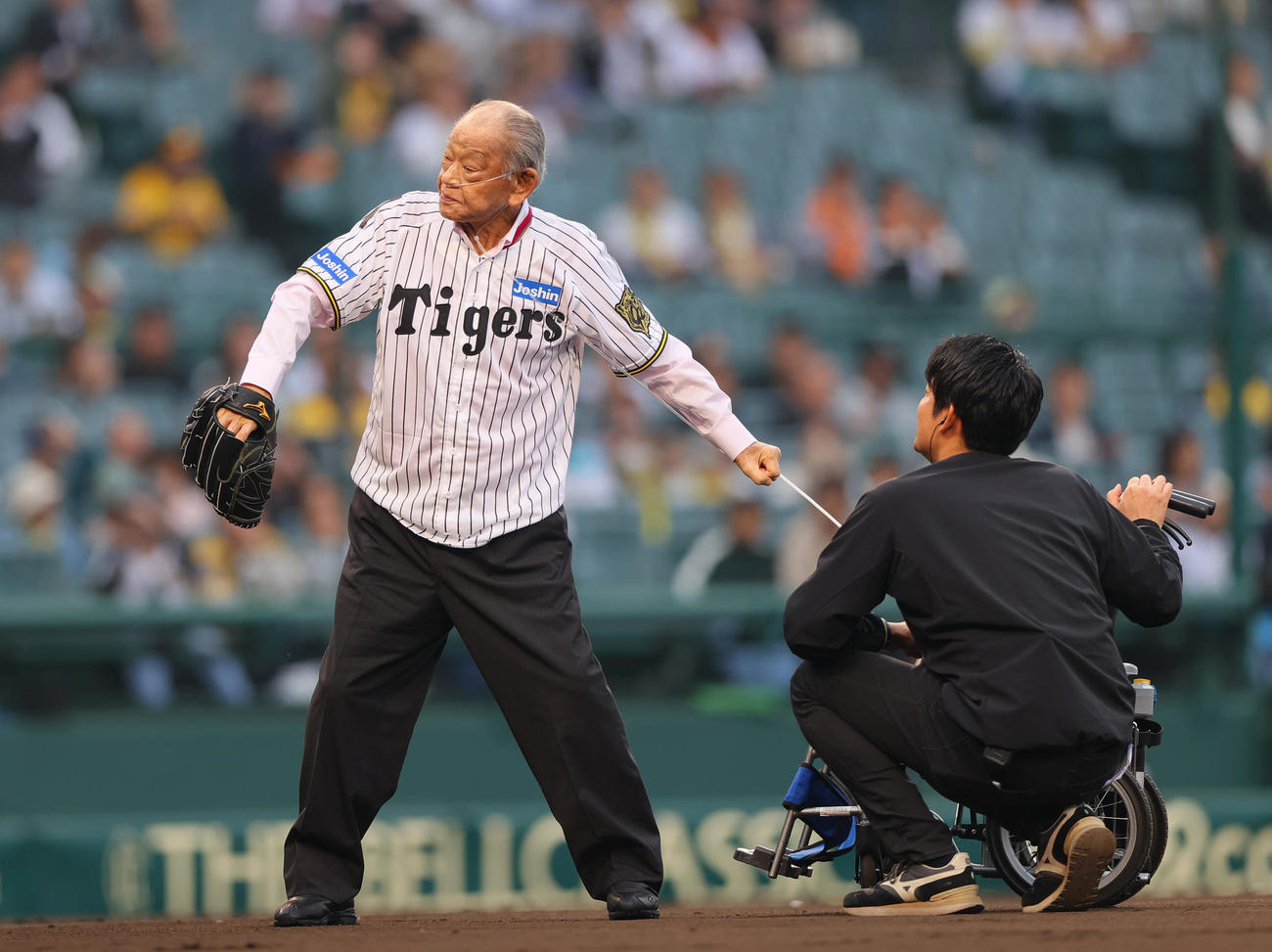 阪神対巨人　ファーストピッチに臨む阪神OBの江夏氏（撮影・上山淳一）
