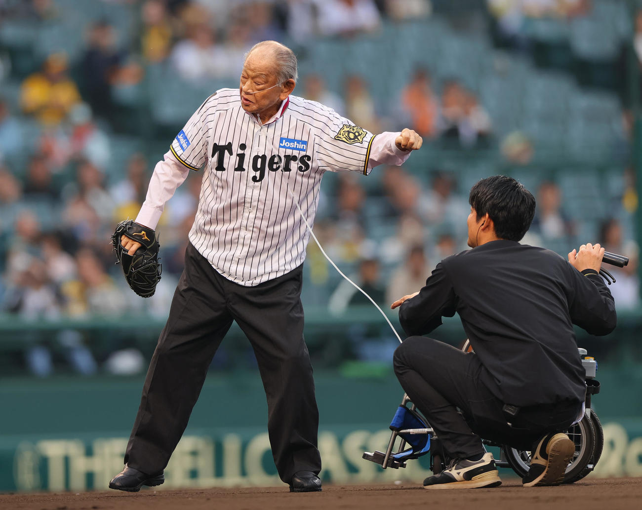 阪神対巨人　ファーストピッチに臨む阪神OBの江夏氏（撮影・上山淳一）