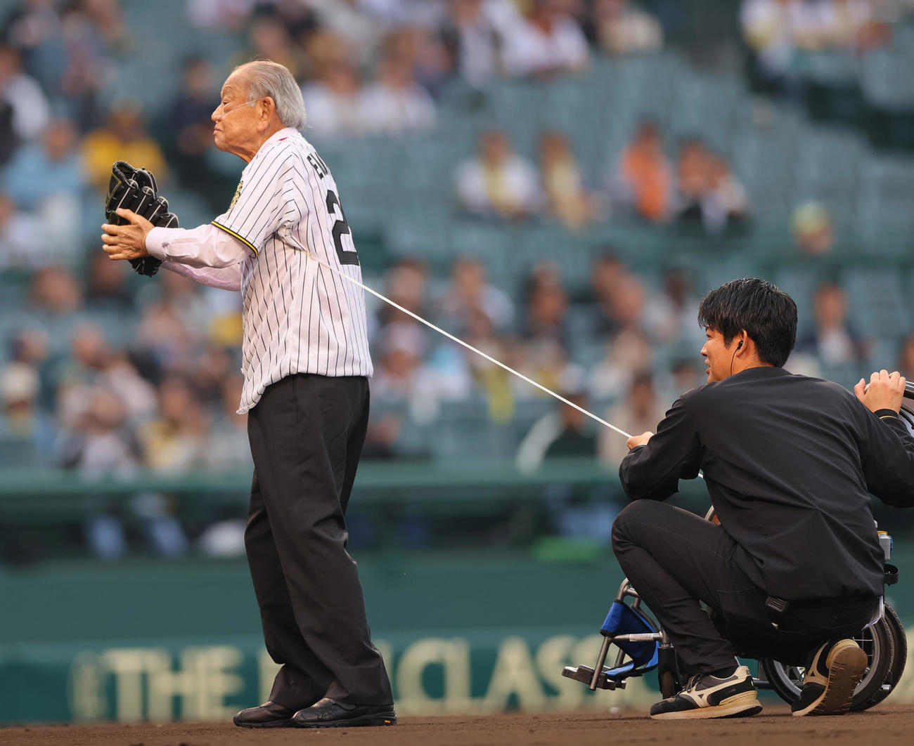 阪神対巨人　ファーストピッチに臨む阪神OBの江夏氏（撮影・上山淳一）