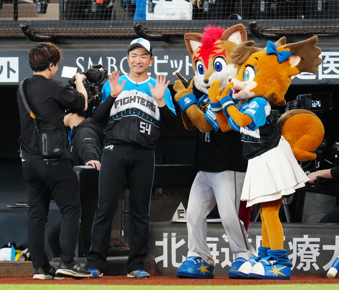 日本ハム対ロッテ　試合前、笑顔で手を振る日本ハム山県（中央左）（撮影・江口和貴）