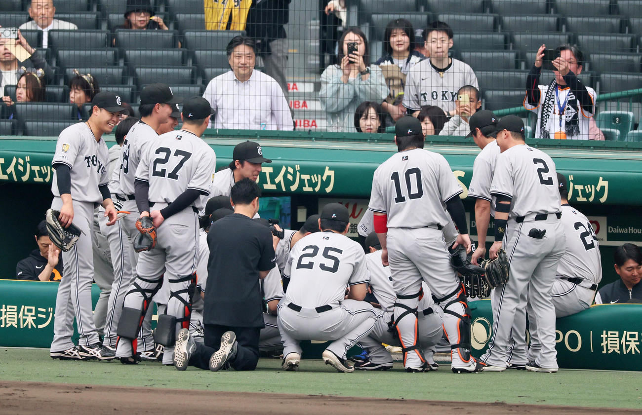 阪神対巨人　試合前の円陣を組む巨人ナイン（撮影・加藤哉）