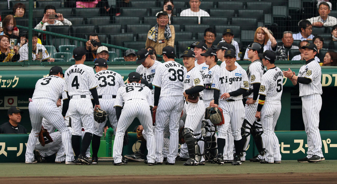 阪神対巨人　試合前の円陣を組む阪神ナイン（撮影・加藤哉）