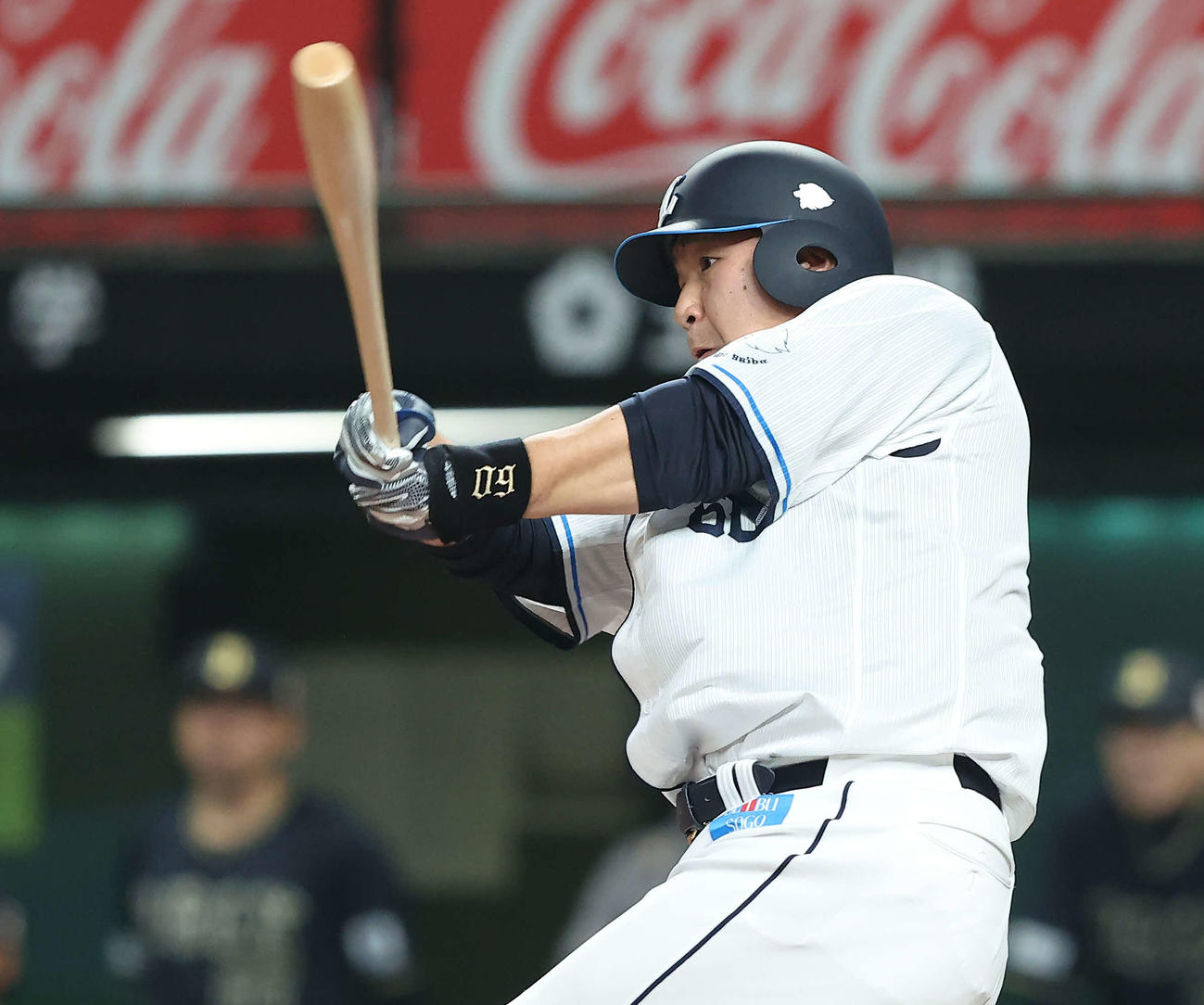 西武対オリックス　1回裏西武2死一、二塁、空振り三振に倒れる中村剛（撮影・河田真司）