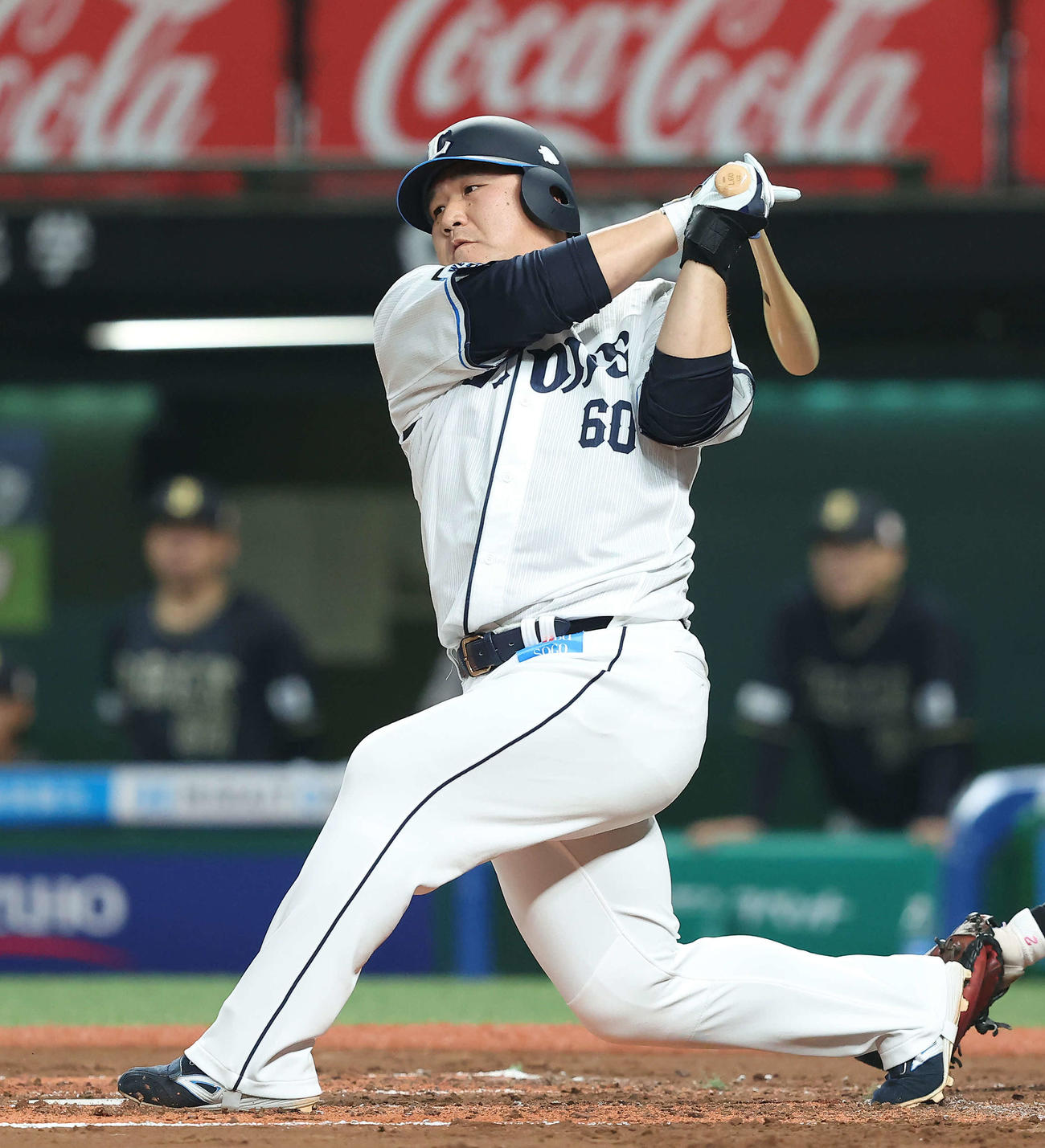 西武対オリックス　1回裏西武2死一、二塁、空振り三振に倒れる中村剛（撮影・河田真司）