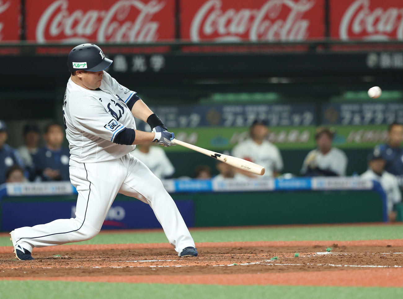 西武対オリックス　3回裏西武2死一、二塁、中飛に倒れる中村剛（撮影・河田真司）
