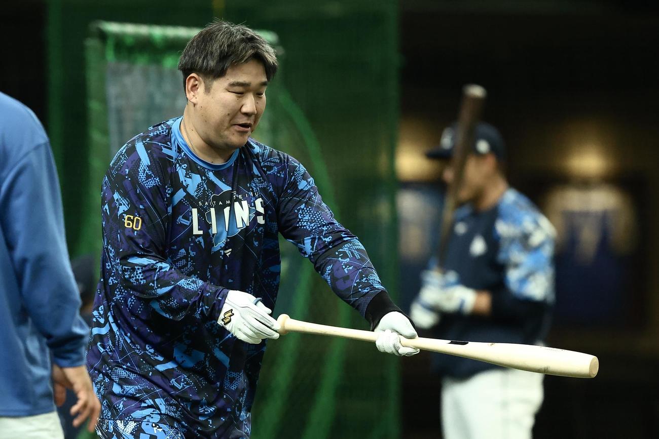 西武対オリックス　試合前、打撃練習に臨む西武中村剛（撮影・河田真司）