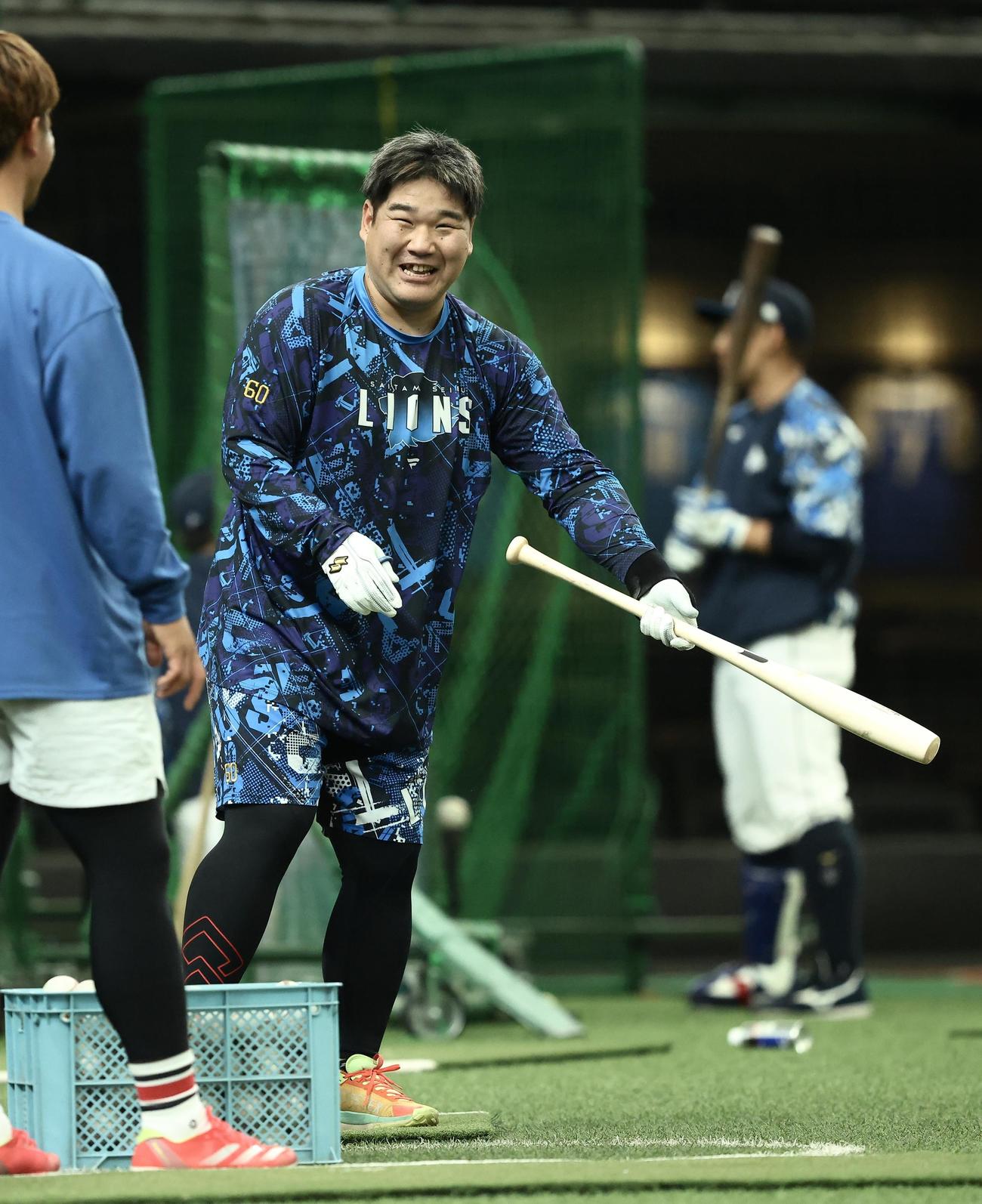 西武対オリックス　試合前、打撃練習に臨む西武中村剛（撮影・河田真司）