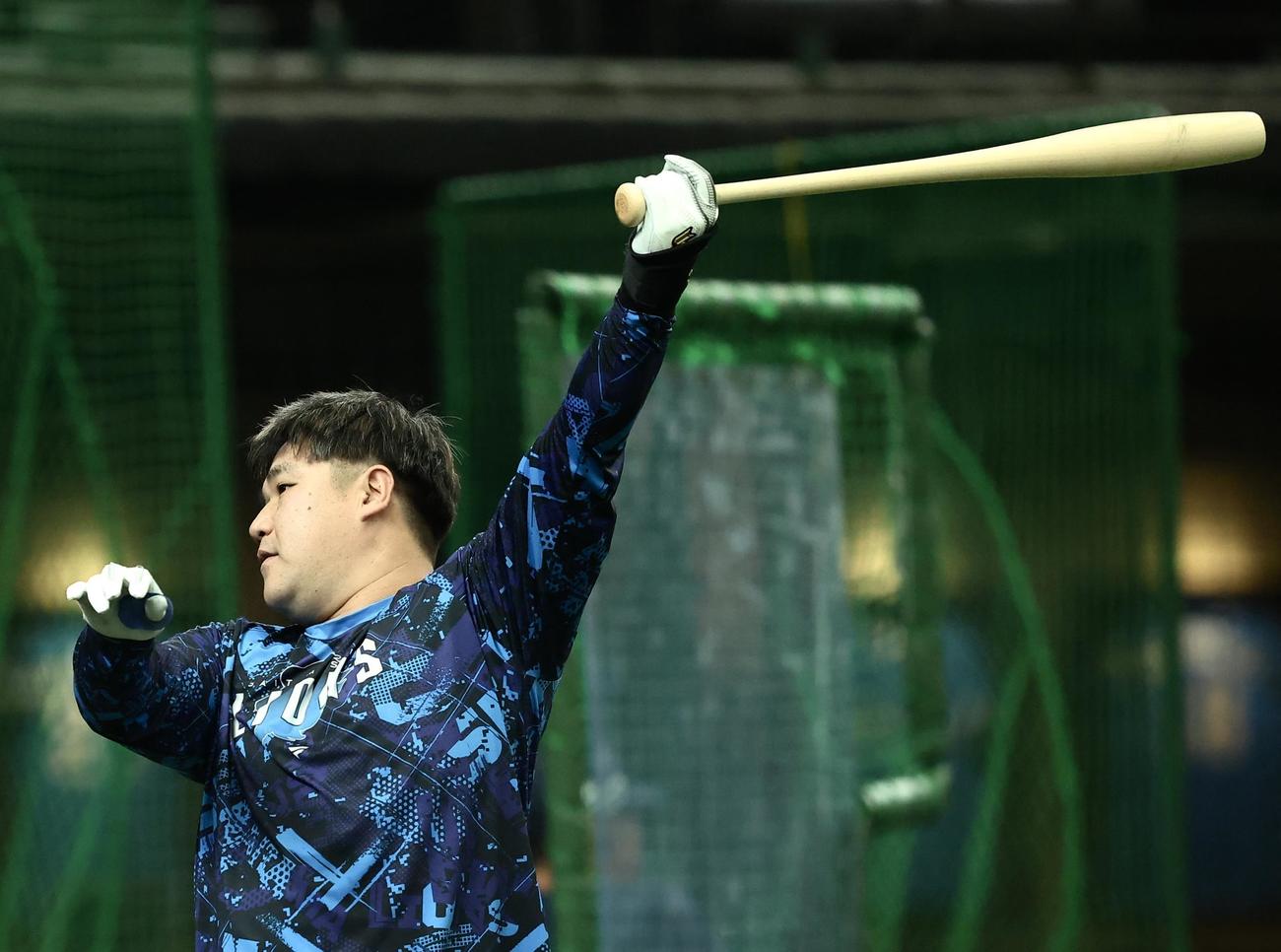 西武対オリックス　試合前、打撃練習に臨む西武中村剛（撮影・河田真司）