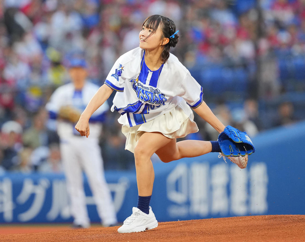 DeNA】Betyリーダー百川晴香が始球式でキュートな笑顔 ノーワイン