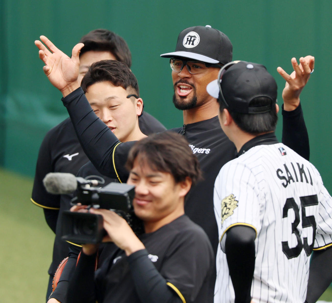 阪神対巨人　練習でジェスチャーを交えて談笑するデュプランティエ（撮影・加藤哉）