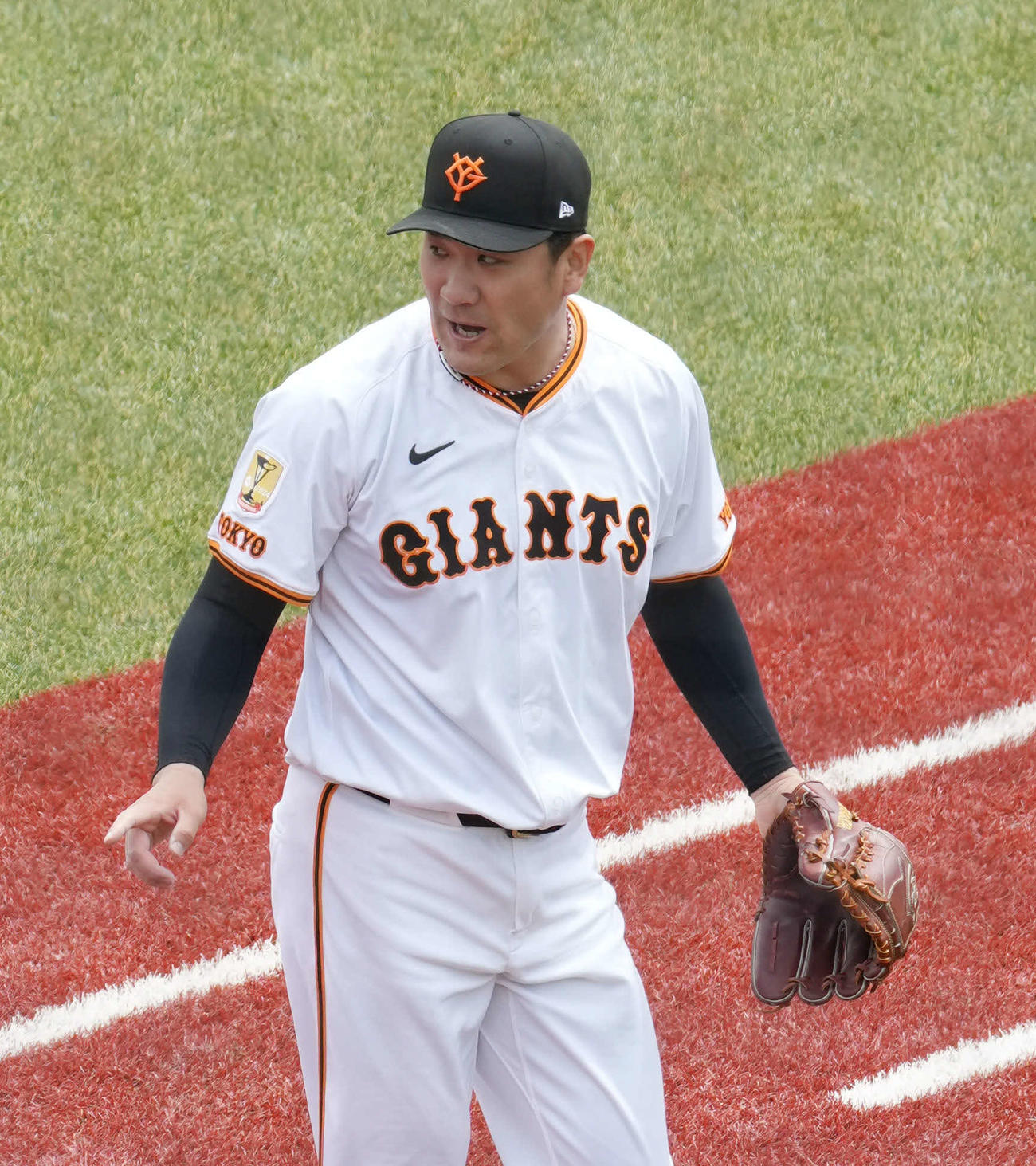 イースタン公式戦　巨人対日本ハム　2回の投球を終えた巨人先発の田中将は好守を見せた荒巻に声を掛ける（撮影・小沢裕）