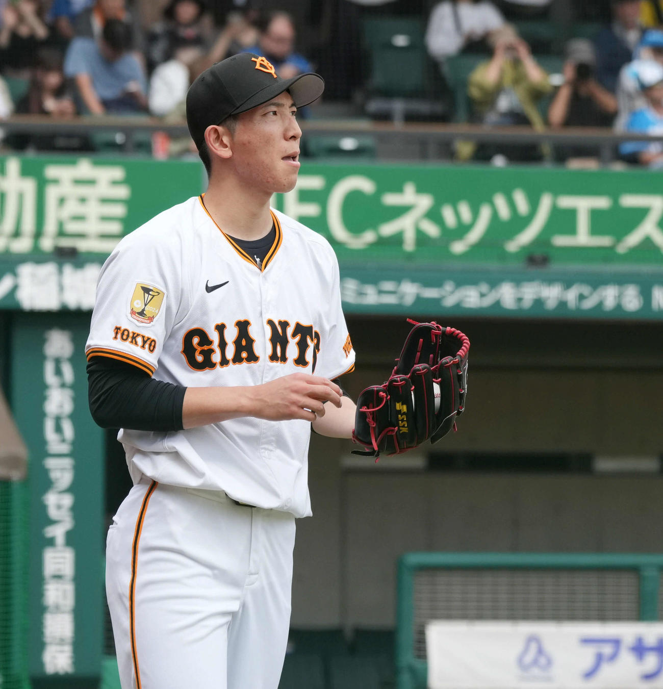 イースタン公式戦　巨人対日本ハム　巨人2番手で登板した戸郷はベンチ前でのキャッチボールで厳しい表情を見せる（撮影・小沢裕）