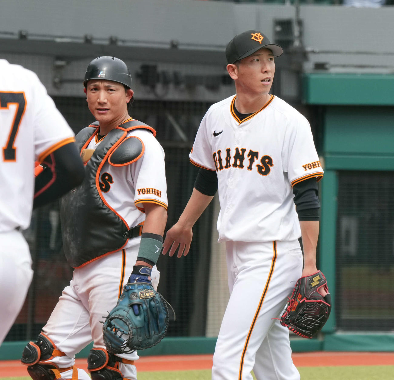 イースタン・リーグ　巨人対日本ハム　巨人2番手で登板した戸郷は6回の投球を終え小林（左）の激励を受ける（撮影・小沢裕）