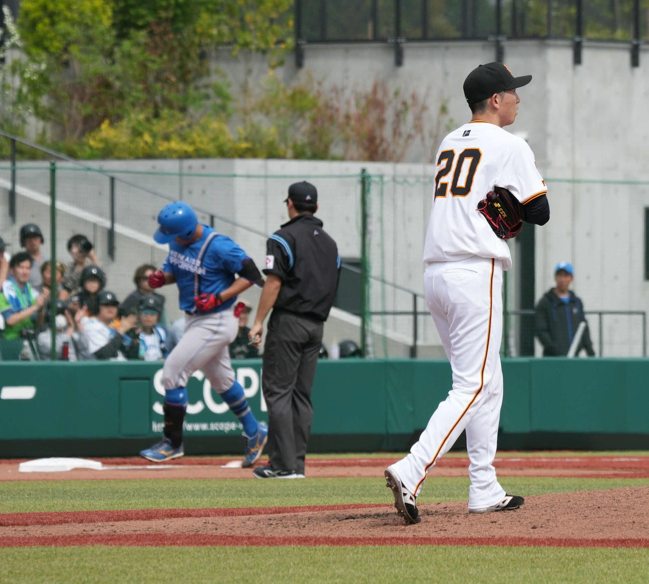 イースタン公式戦　巨人対日本ハム　7回表日本ハム1死、巨人2番手で登板した戸郷は有園（左）に右越えの先制ソロ本塁打を許す（撮影・小沢裕）