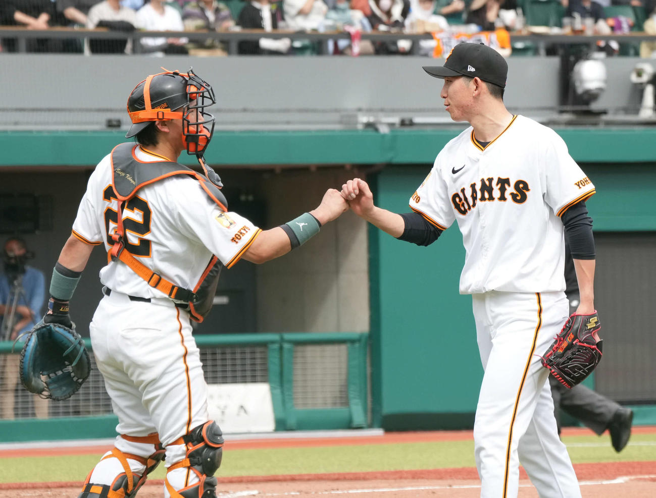 イースタン・リーグ　巨人対日本ハム　巨人2番手で登板した戸郷（右）は7回日本ハムへの投球を終え小林とグータッチする（撮影・小沢裕）