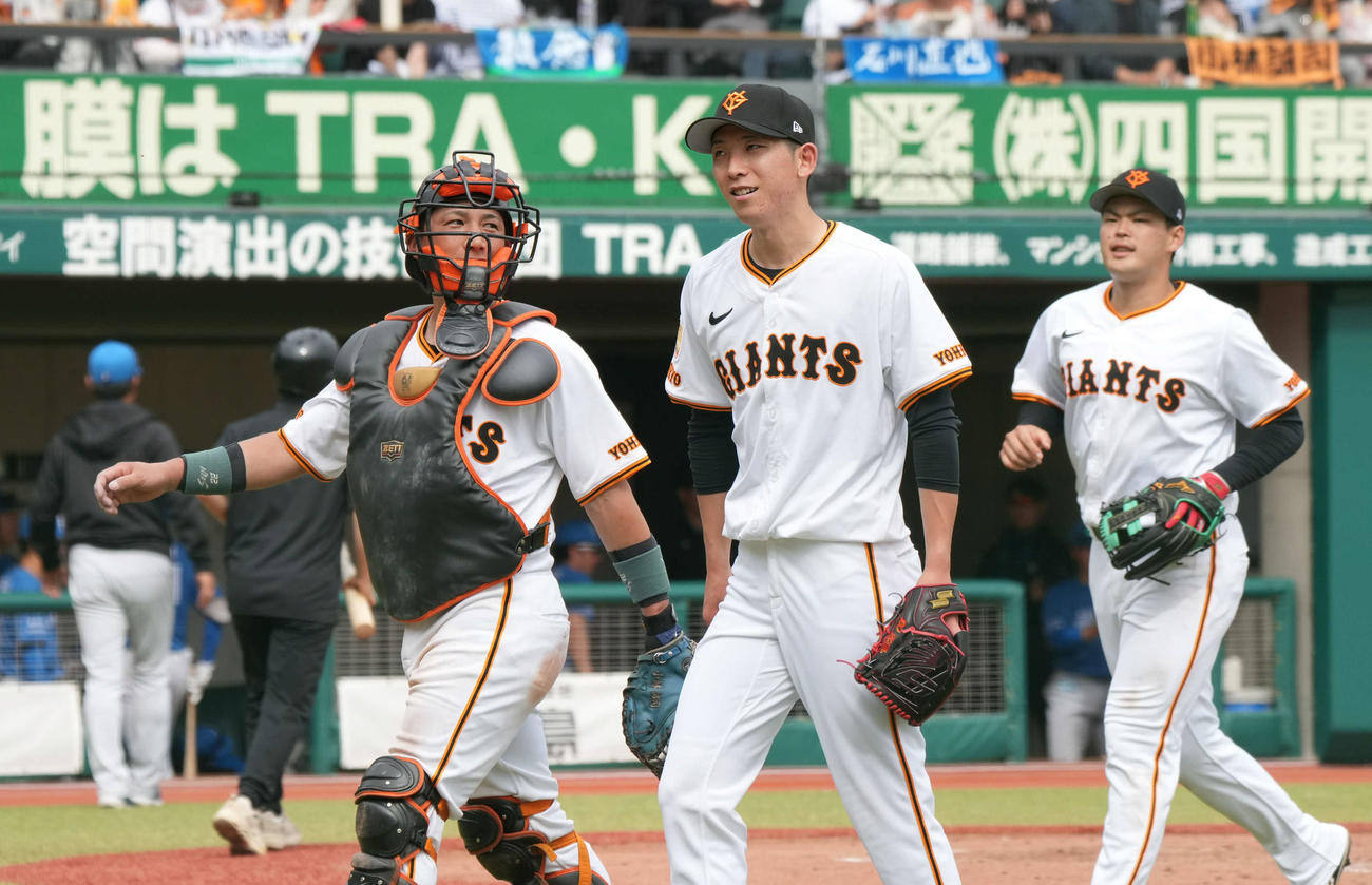 イースタン公式戦　巨人対日本ハム　巨人2番手で登板した戸郷は7回日本ハムへの投球を終え小林（左）と談笑しながらベンチへ引き揚げる。右は荒巻（撮影・小沢裕）