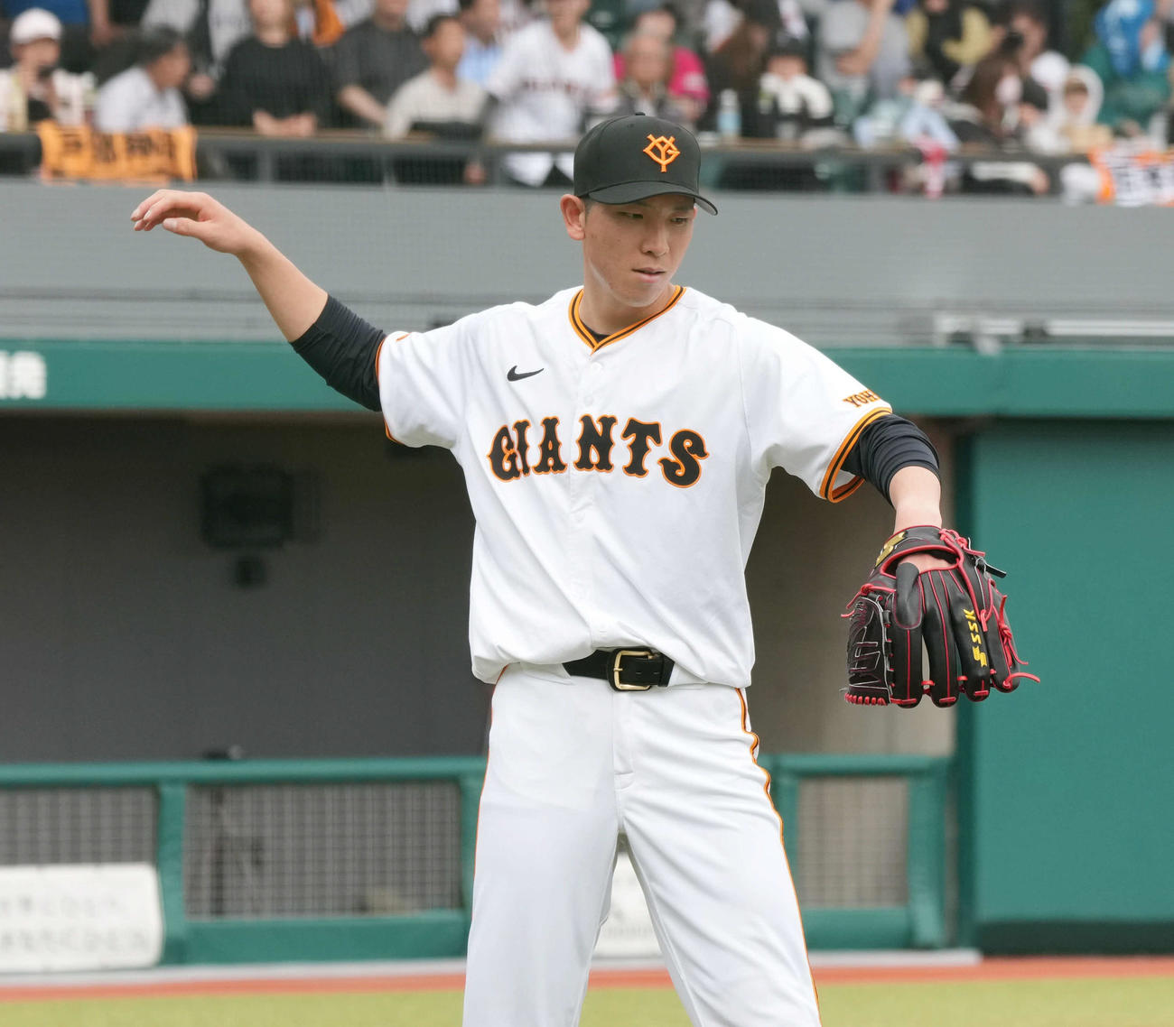 イースタン公式戦　巨人対日本ハム　巨人2番手で登板した戸郷は8回日本ハムへの投球を終えベンチへ引き揚げる途中で立ち止まり、投球フォームを確認する（撮影・小沢裕）