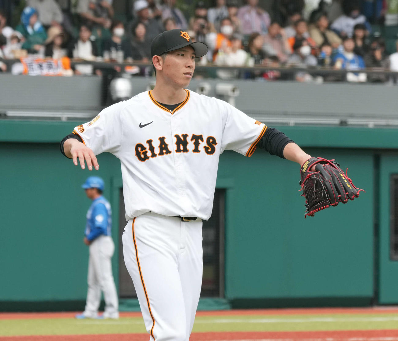 イースタン公式戦　巨人対日本ハム　巨人2番手で登板した戸郷は8回日本ハムへの投球を終えベンチへ引き揚げる途中で立ち止まり、投球フォームを確認する（撮影・小沢裕）