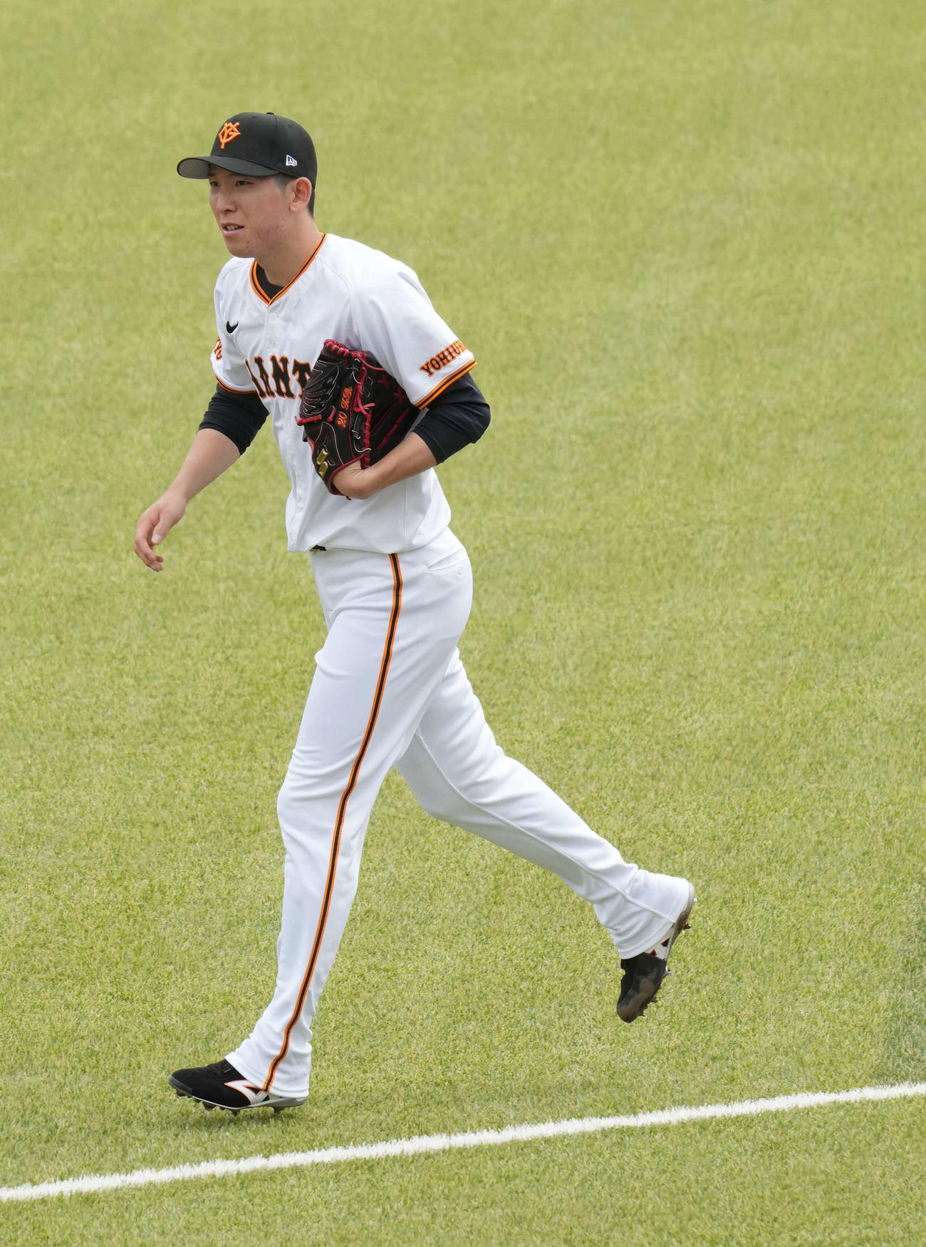 イースタン公式戦　巨人対日本ハム　巨人2番手でマウンドへ向かう戸郷（撮影・小沢裕）