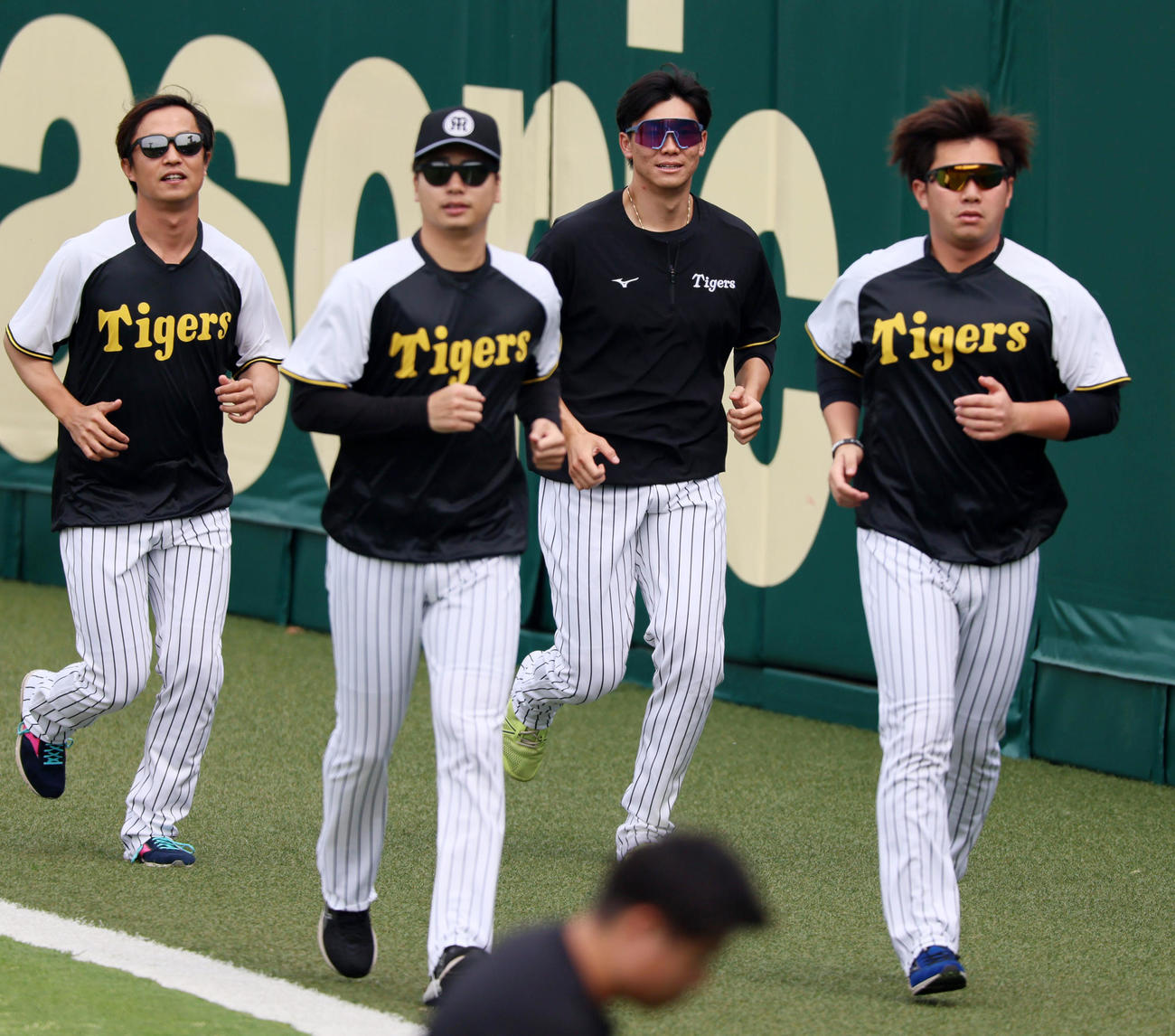 阪神対巨人　ランニングする左から島本、漆原、湯浅、桐敷（撮影・加藤哉）
