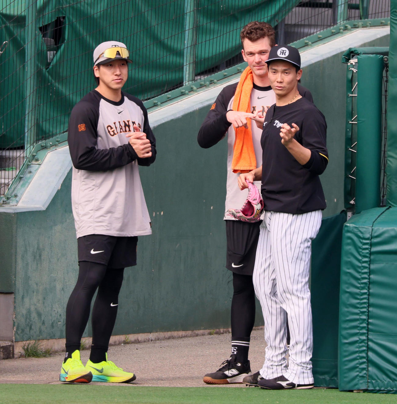 阪神対巨人　大勢（左）、ケラーと話す湯浅（撮影・加藤哉）