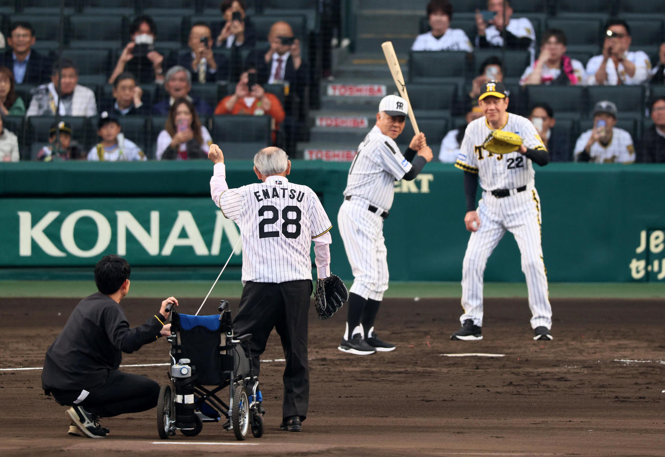 阪神対巨人　阪神球団創設90周年のレジェンズデー企画でファーストピッチセレモニーを行うためマウンドに立つ江夏氏。中央は掛布氏。右は田淵氏（撮影・加藤哉）