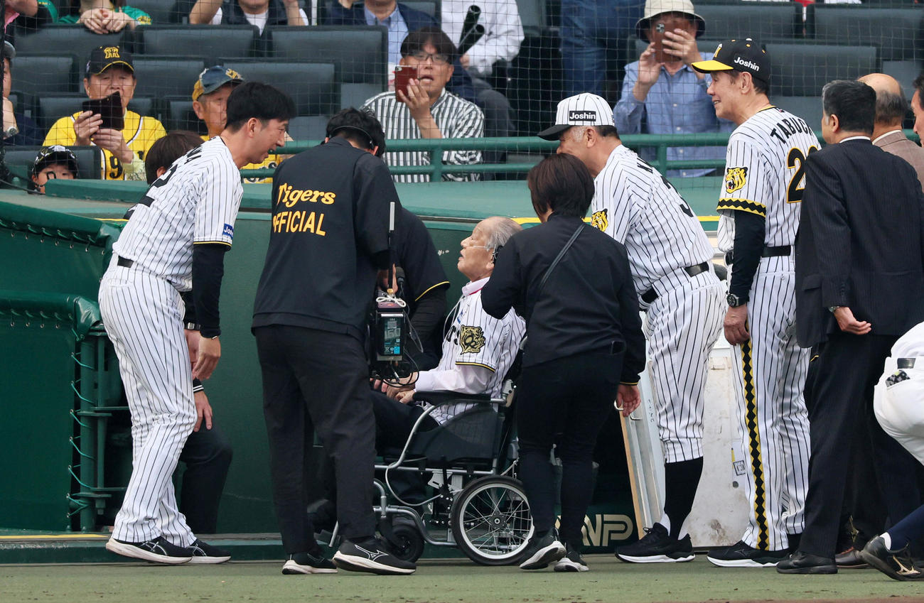 阪神対巨人　ファーストピッチ行った江夏氏にあいさつする藤川監督（左）。中央右は掛布氏、右端は田淵氏（撮影・加藤哉）
