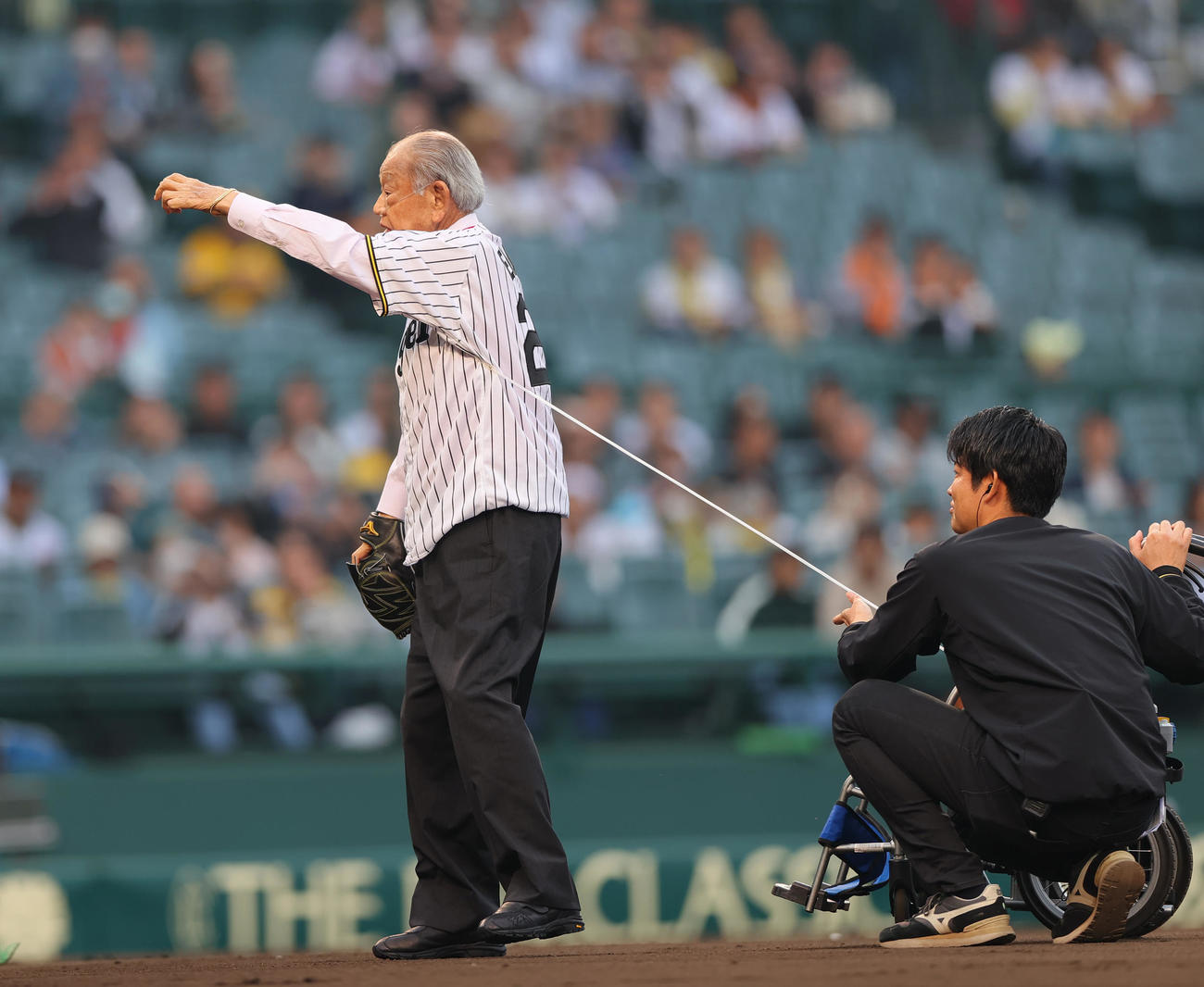 阪神対巨人　ファーストピッチに臨む阪神OBの江夏氏（撮影・上山淳一）