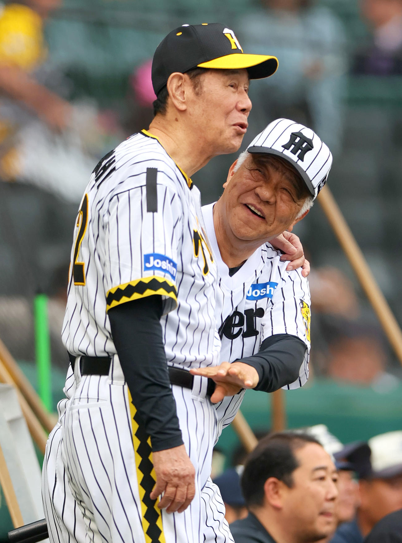 阪神対巨人　ファーストピッチセレモニーに臨む阪神OBの田淵氏（左）と阪神の掛布OB会長（撮影・上山淳一）