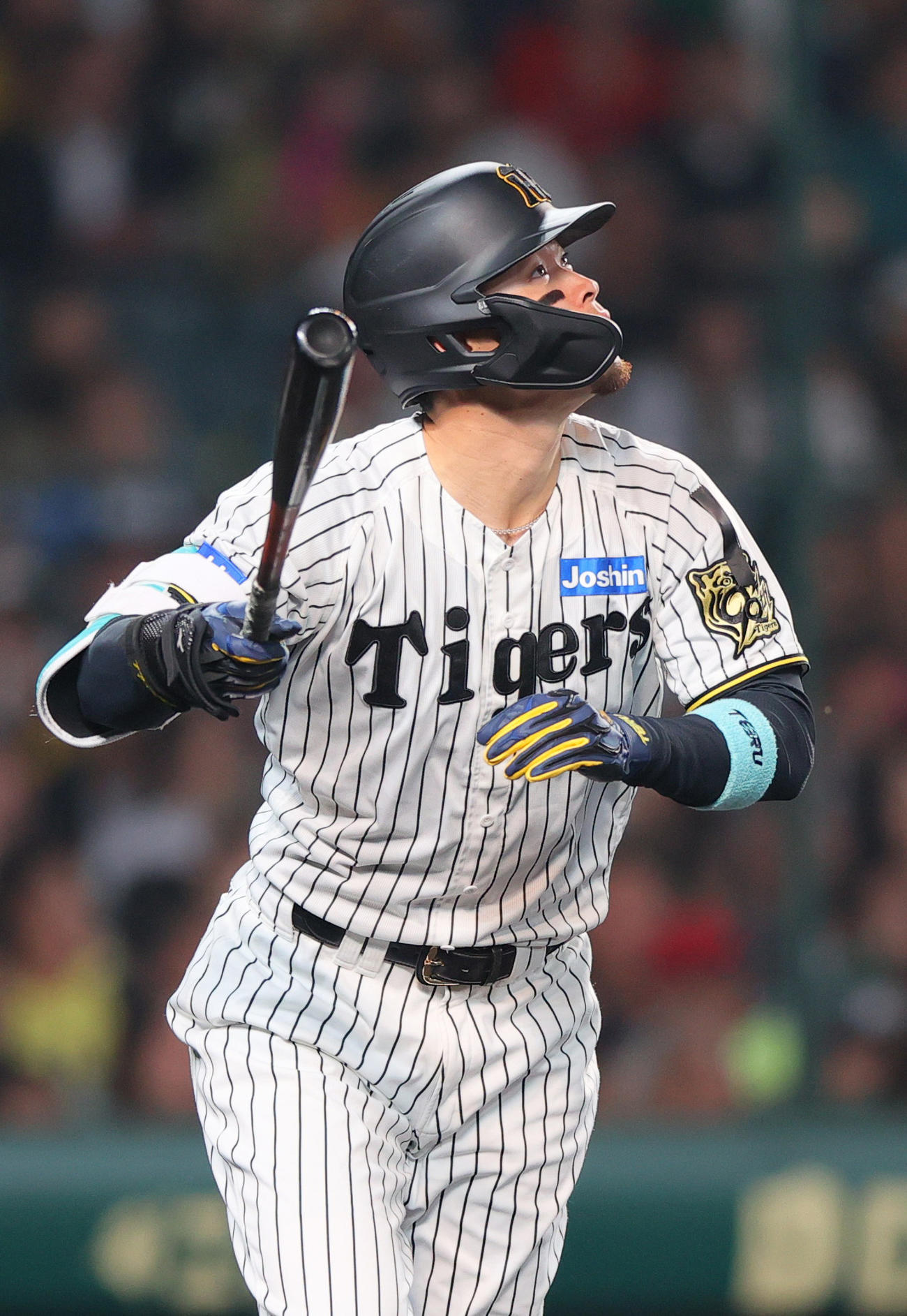 阪神対巨人　3回裏阪神1死一、二塁、佐藤輝は中越え3点本塁打を放つ（撮影・上山淳一）